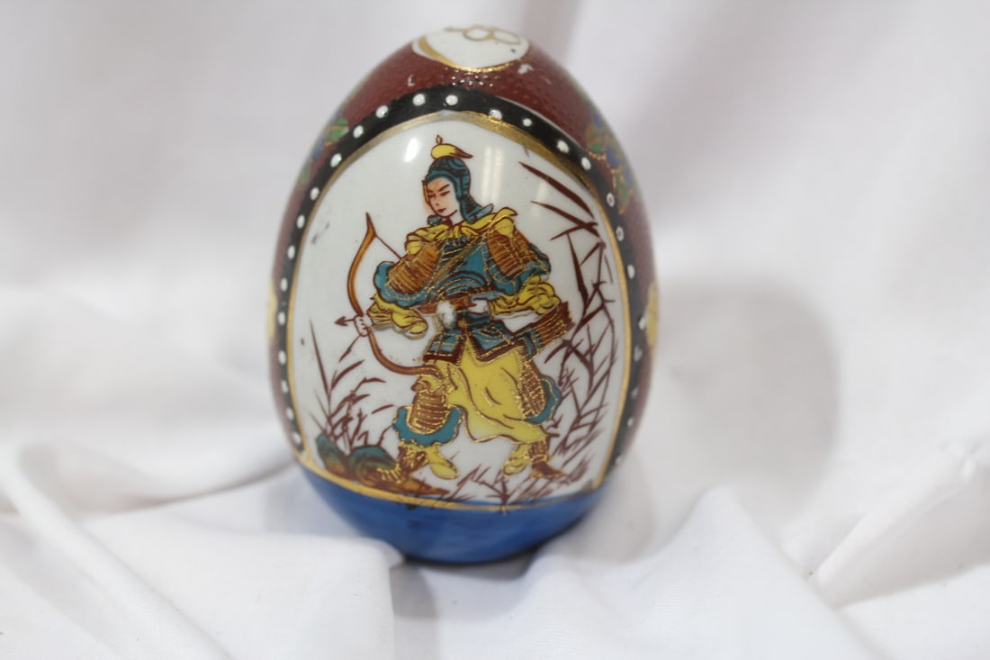 An Oriental Ceramic Egg: 3 3/8" tall