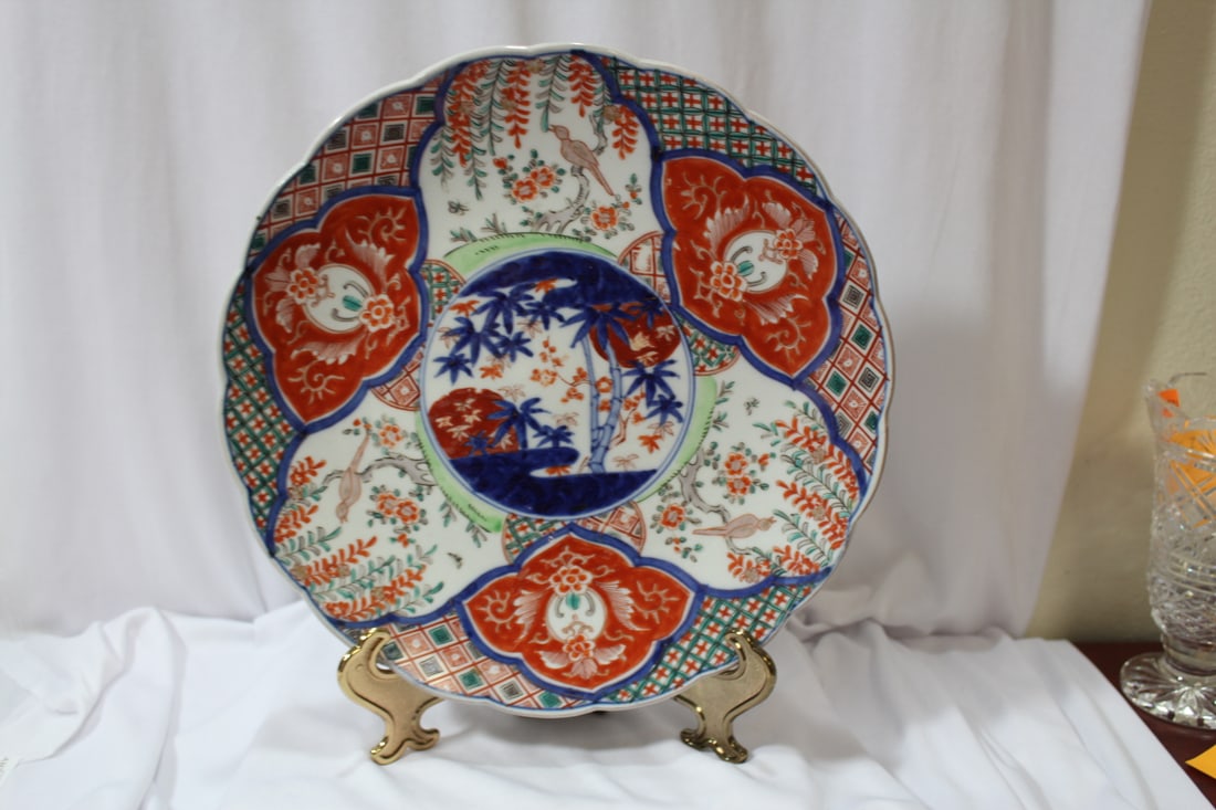 A Japanese Imari Charger: foliated rim - 12" in diameter - 19th century