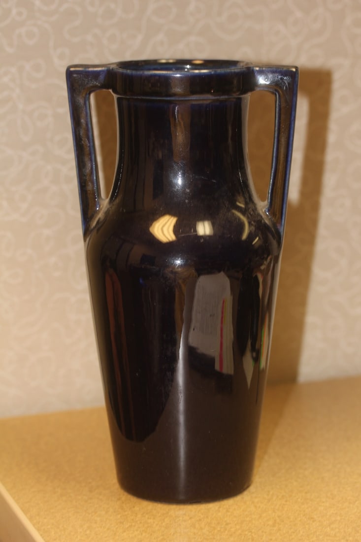 Red Wing Pottery Vase: 9 1/8" tall