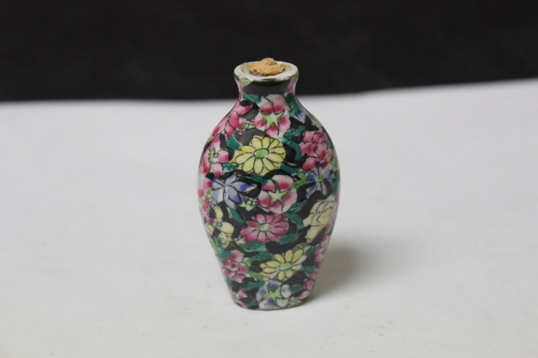 Antique/Vintage Chinese Porcelain Snuff Bottle: 2 5/8" tall - missing spoon