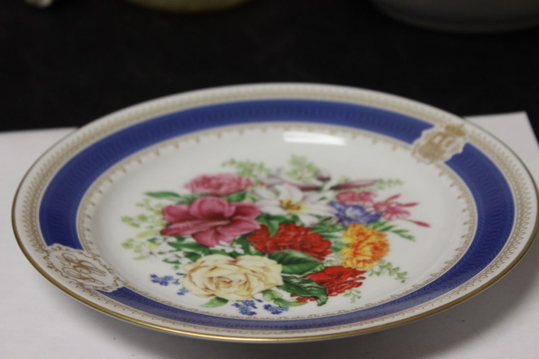 A Floral Majestica Plate: 8 7/8" in diameter