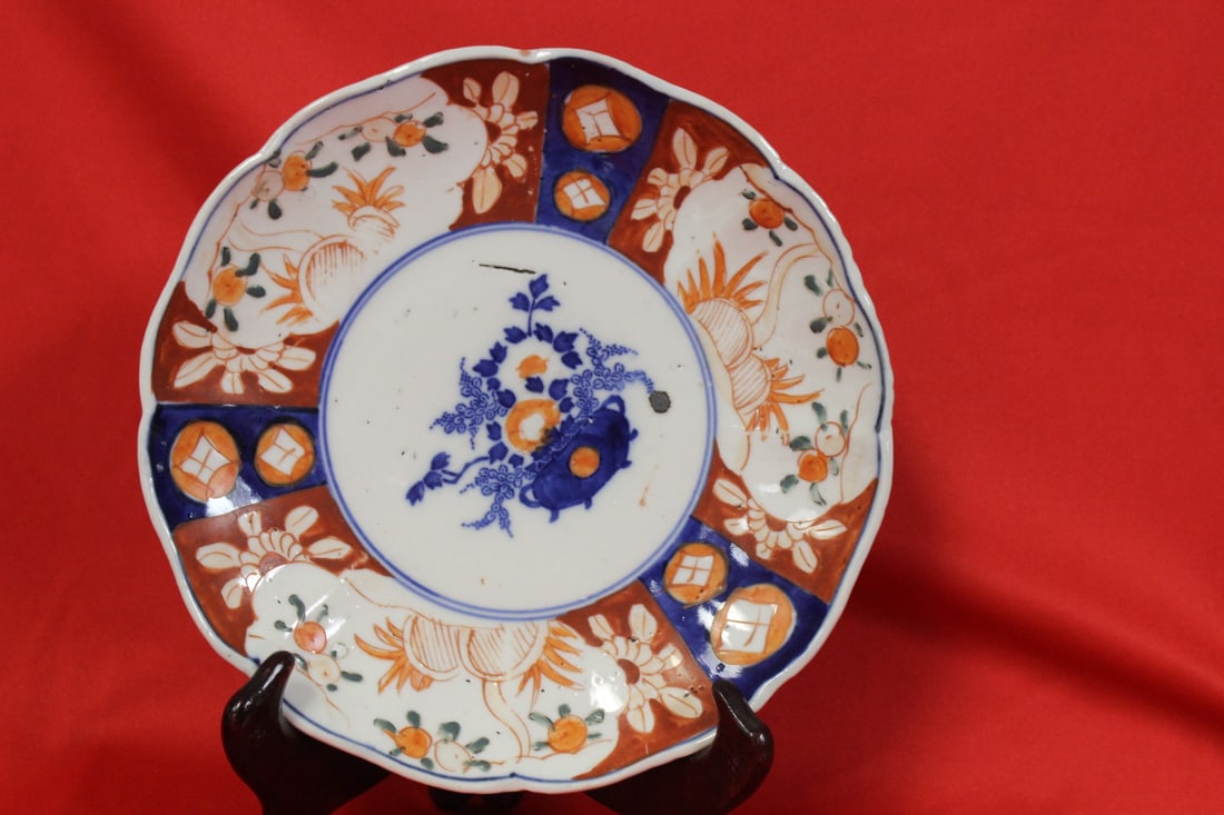 An Imari Plate: 8 1/2" in diameter
