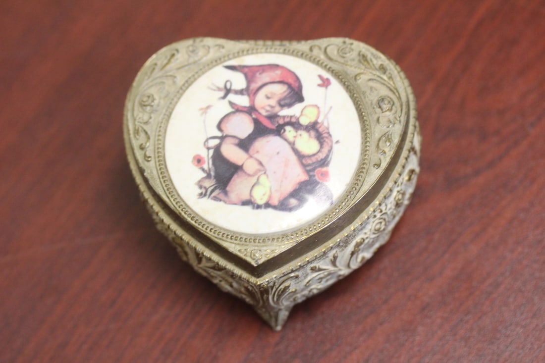 Ornated 3-Legged Trinket Box: 3 1/8" in diameter