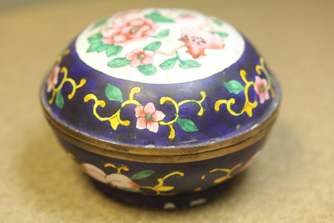 Antique Chinese Enamel Round Box: 3 inches across