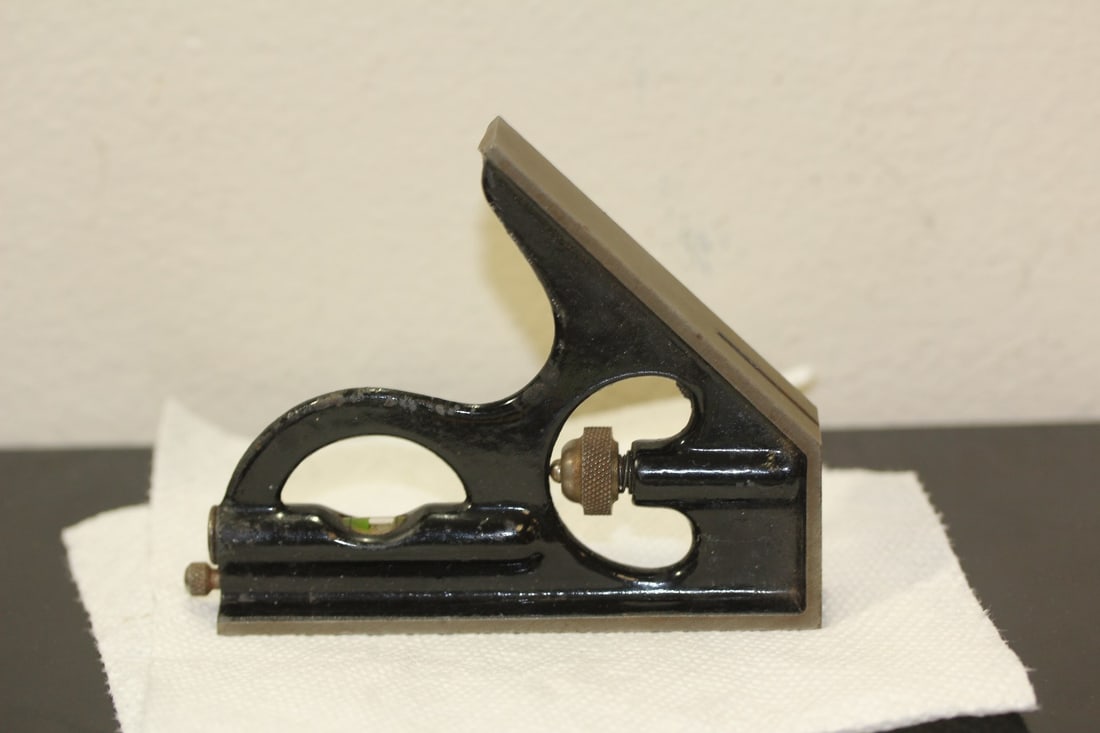 A Vintage Level: 4 1/2" long