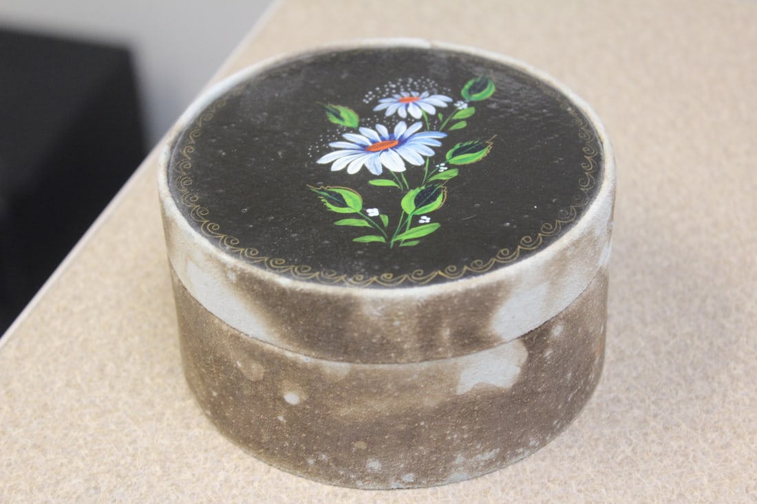 Lacquer Top Prestige Box: felted inside - 4 3/8" in diameter