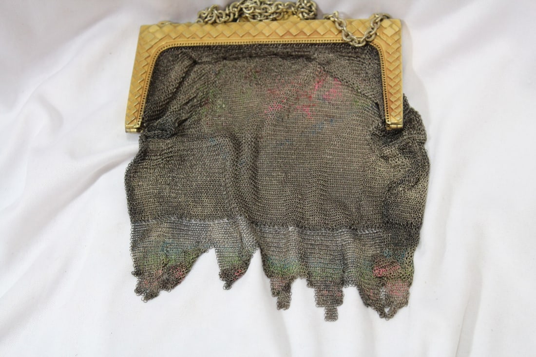 A Whiting and Davis Art Deco Mesh Purse: as shown on photos