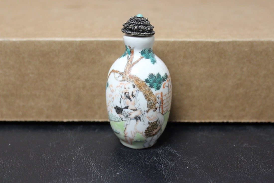 A Chinese Porcelain Snuff Bottle: 2 3/4" tall