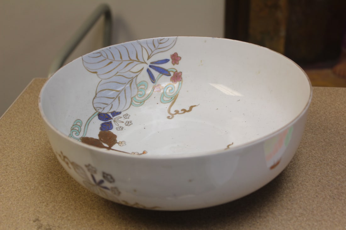 Antique Imari/Arita Bowl: possibly Kakiemon Imari/Arita - 19th century - 9 1/2" in diameter