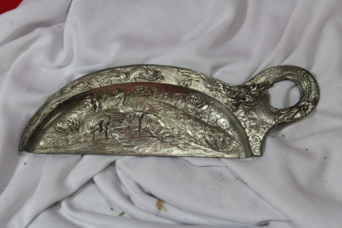 A Japanese Dragon and Phoenix Crumb Collector: 7 1/4" long