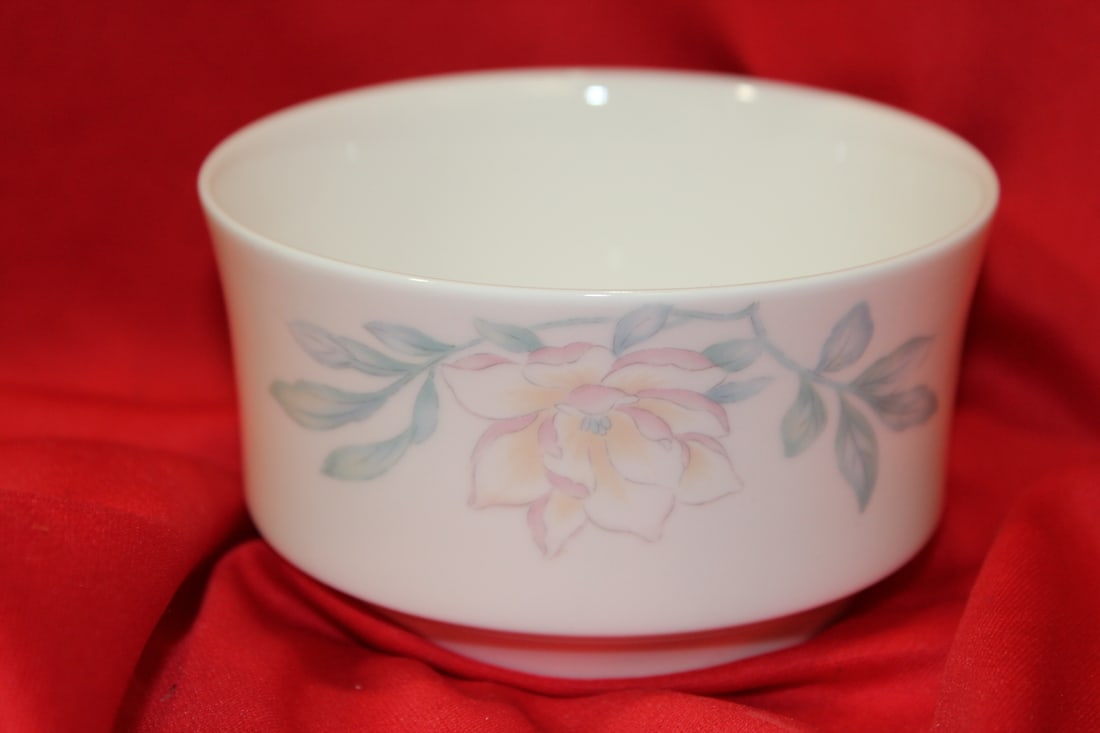 A Lenox D?cor Bowl: 4" in diameter