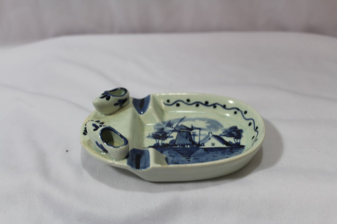 A Delft Ashtray: 4 1/2" across