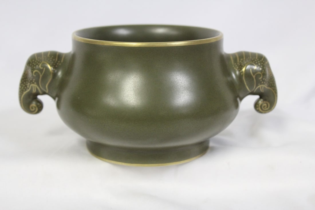 A Chinese Porcelain Washer: signed on the bottom - 3 1/4" tall - very desirable form