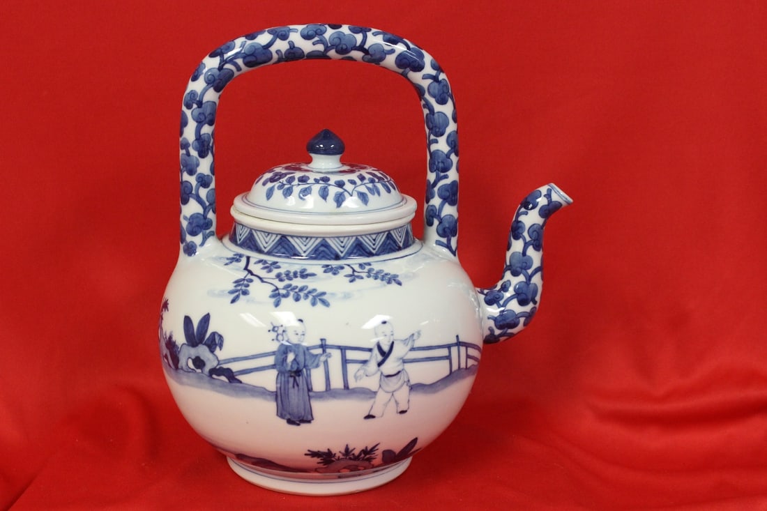 A Blue and White Chinese Teapot (1 of 8)