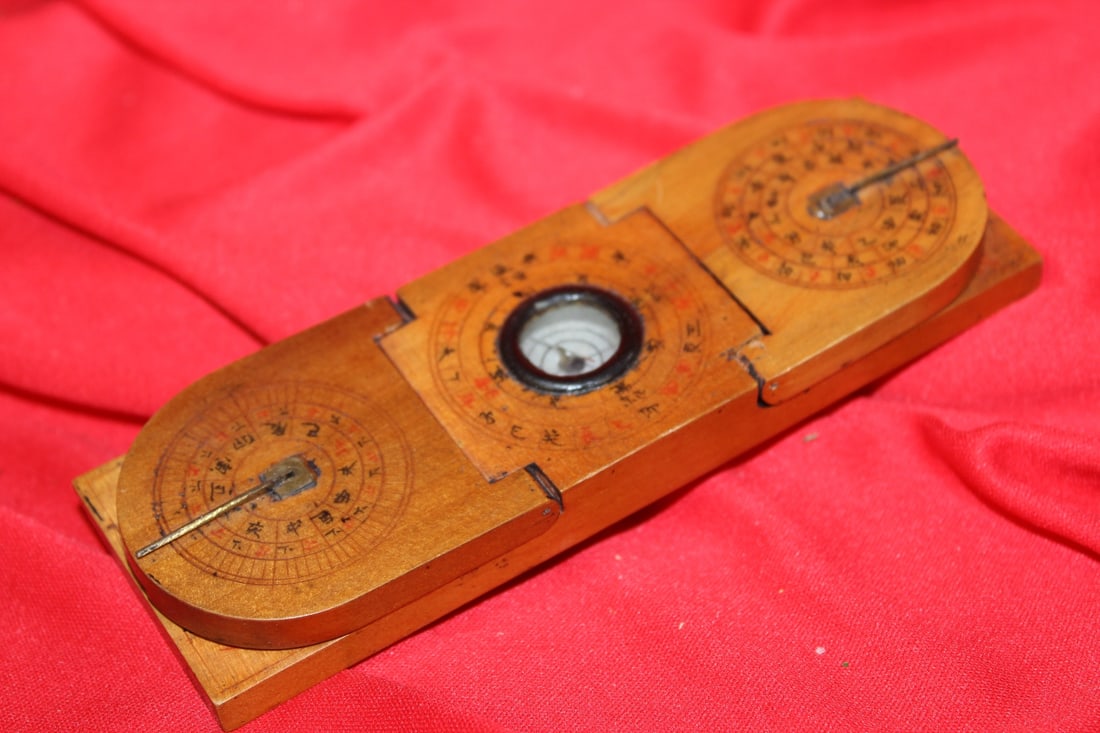 An Antique/Vintage Chinese Compass: 6" in length