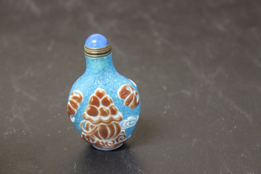 A Chinese Peking Glass Overlay Snuff Bottle: 3 1/8" tall