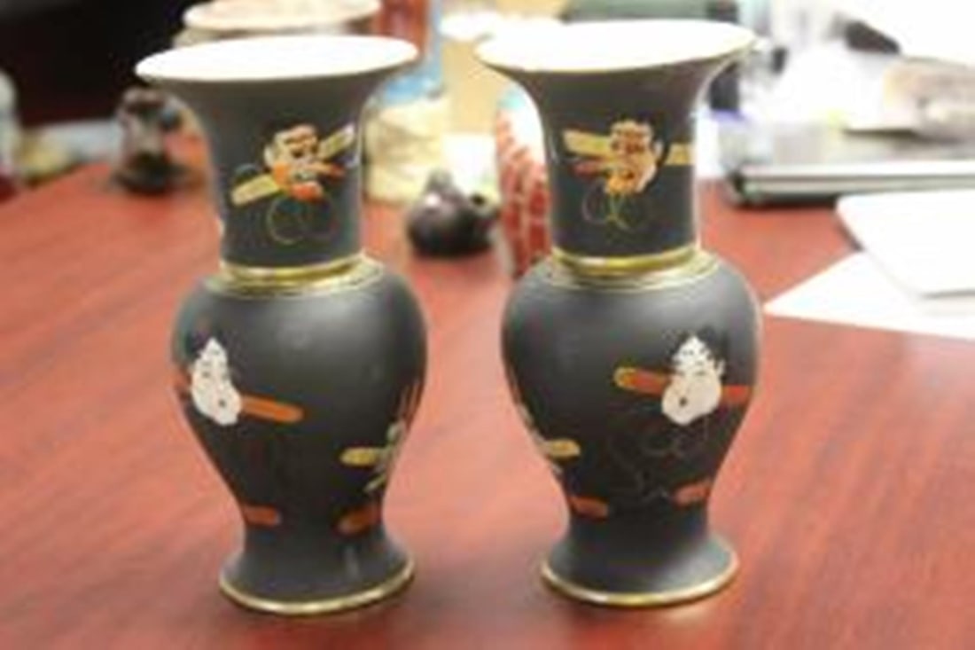 A Pair of Fine Japanese Vase: 8" tall