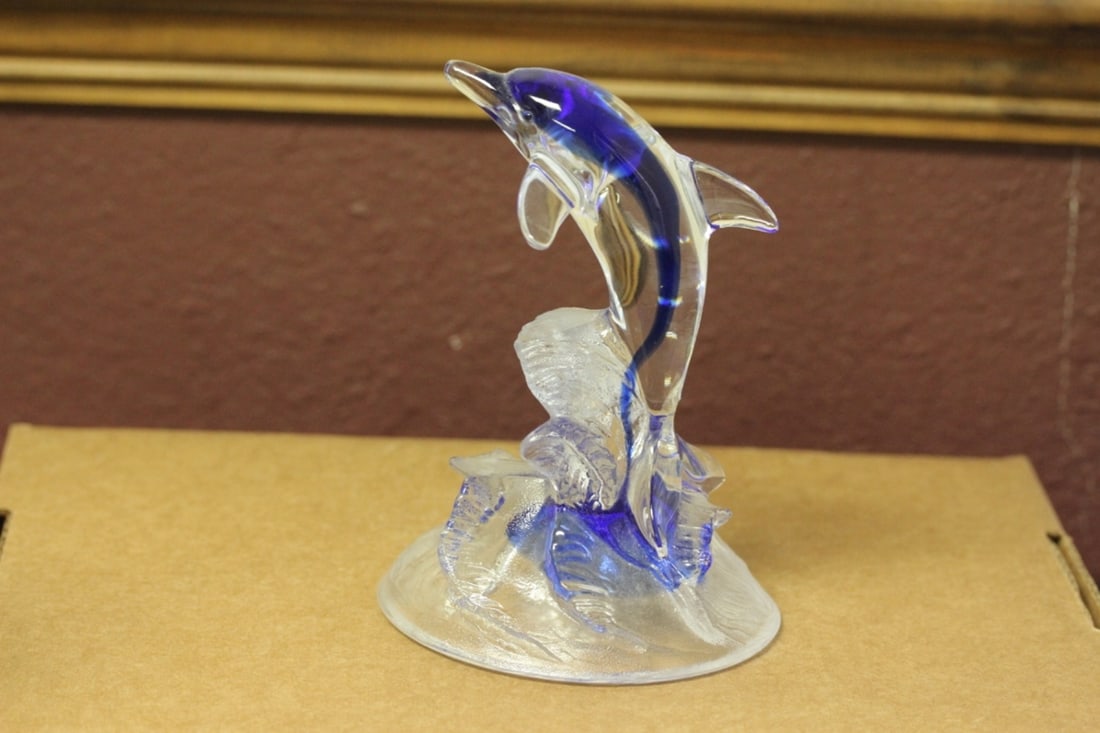 An Art Glass Dolphin Statue: 6 5/8" tall