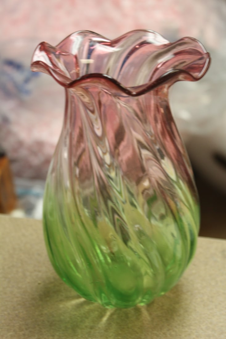Artglass Vase: 7 1/2" tall