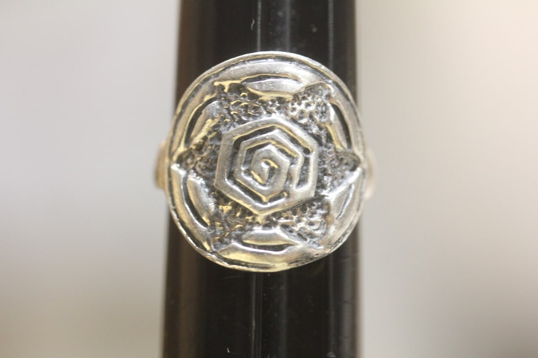 Sterling Ring: marked 925