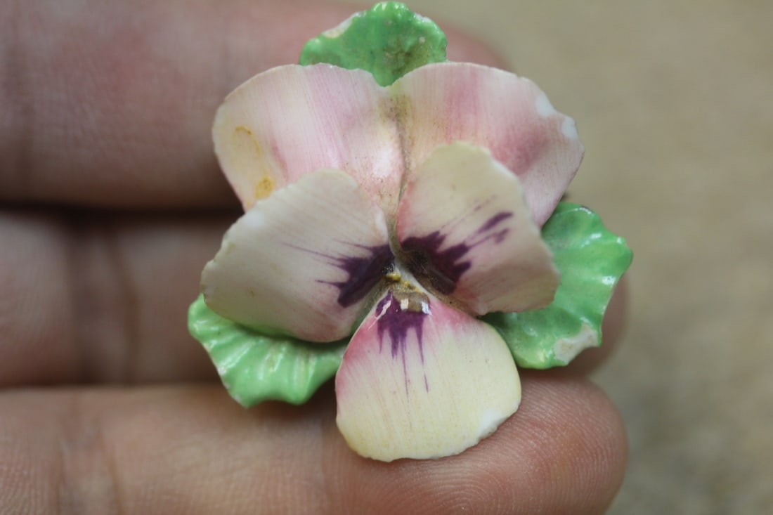 Ceramic Floral Pin of Brooch (1 of 6)
