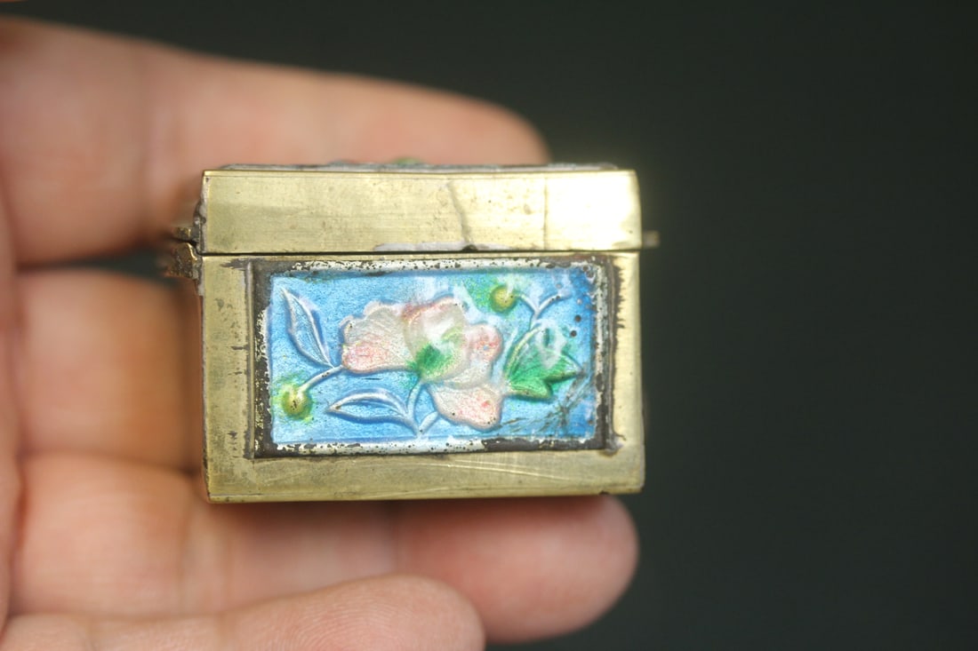 Antique Chinese Enamel Trinket Box: 1 5/8" across