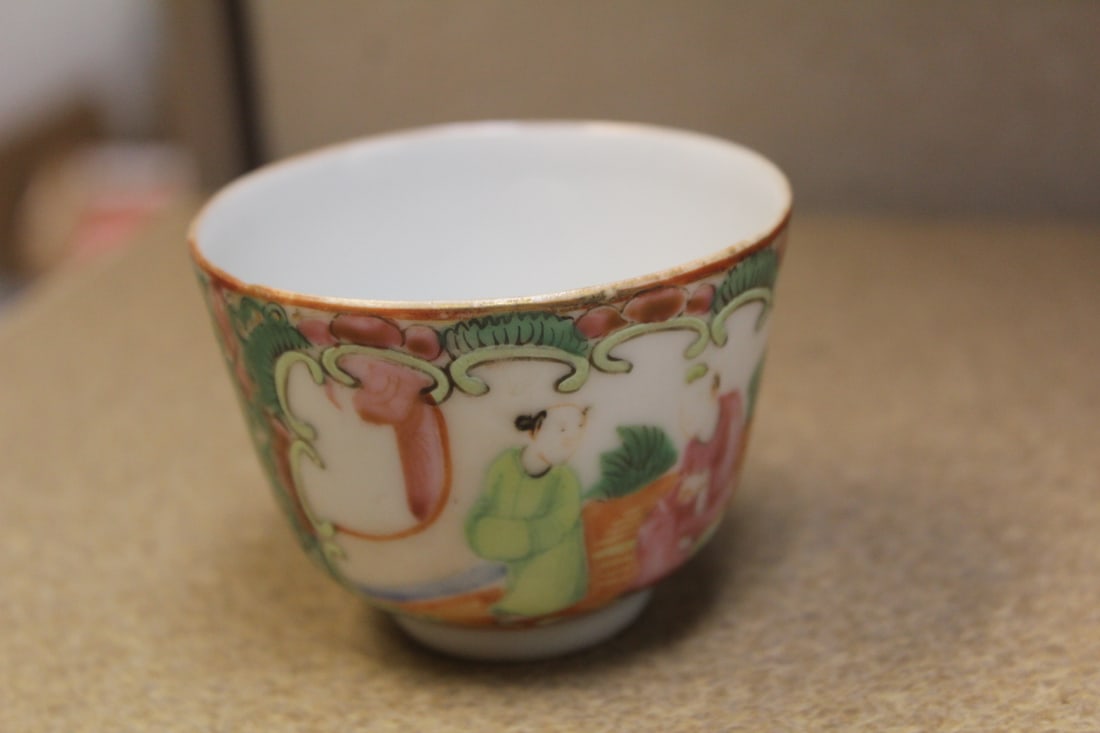 Antique Chinese Rose Medallion Cup: 2 5/8" in diameter - 19th century