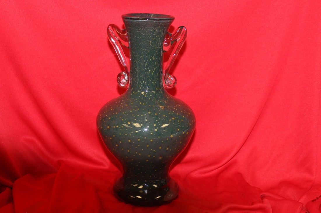 An Art Glass Vase (1 of 10)