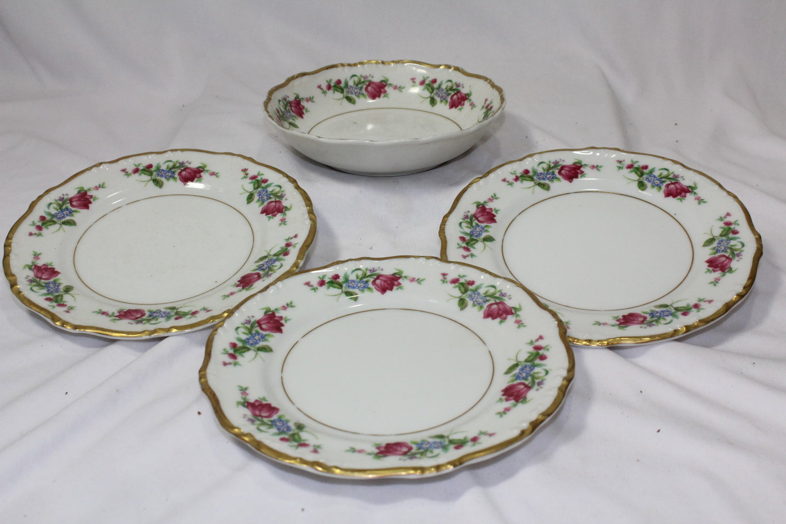 Lot of 4 Dishes/Plates (1 of 3)