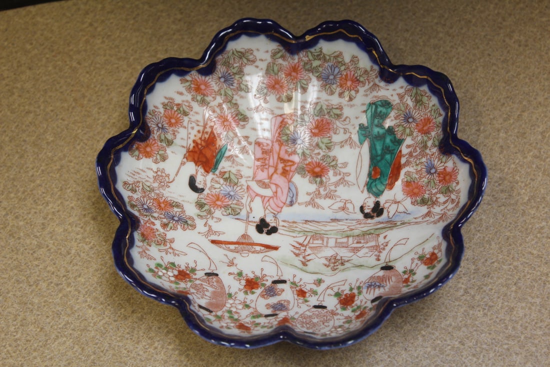 Kutani Geisha Girl Scallop Bowl: 7 3/8" in diameter