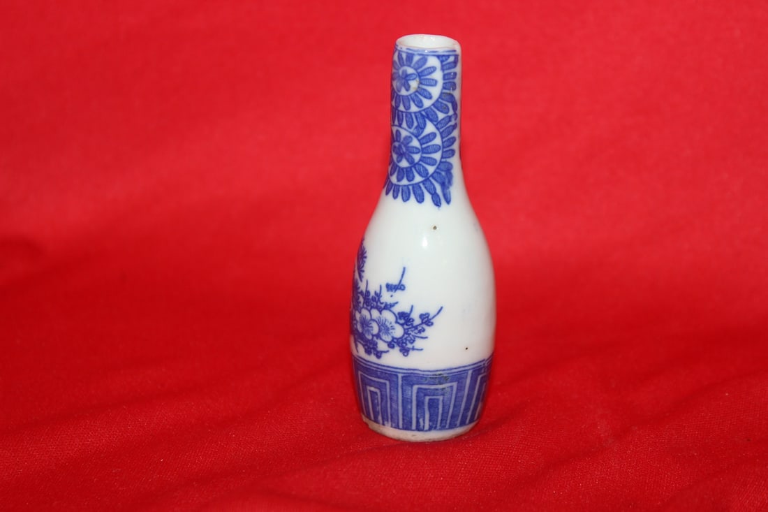 A Blue and White Chinese/Japanese Small Bottle (1 of 6)