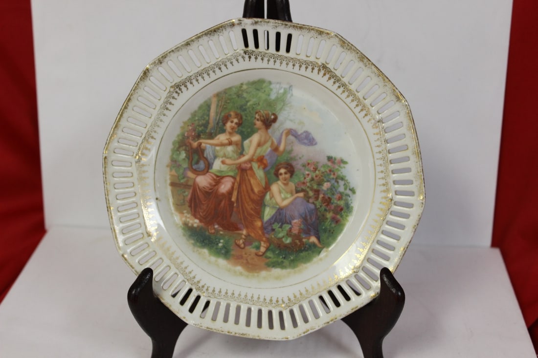 A Portrait Plate: 7" in diameter - German