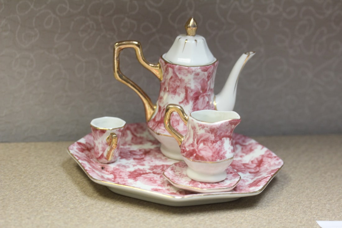 Set of Teaset: teapot= 4 3/4" tall - total of 5 pieces
