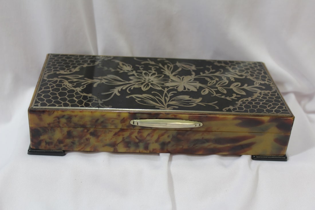 A Faux T o r t oi s e Shell Silver Overlay Box: please note: top crack - 8 1/2" x 4 1/8" x 1 3/4" - well made