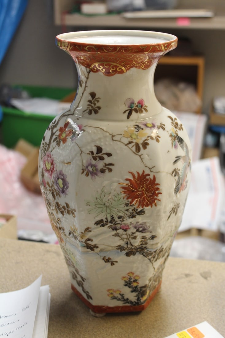 Antique Japanese Kutani Vase: signed Kutani vase with hidden raised draggon motief - 12 3/8" tall
