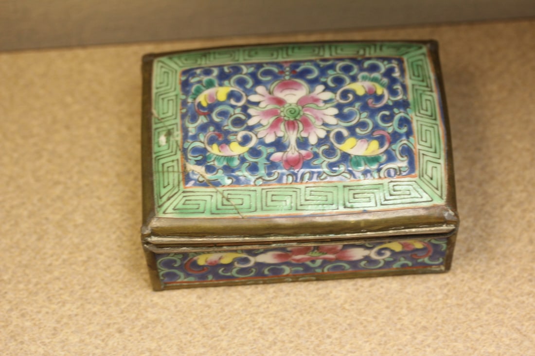 Chinese Porcelain Box: 19th century - please note: lid restored as shown - marked "China" - 4 3/4" across