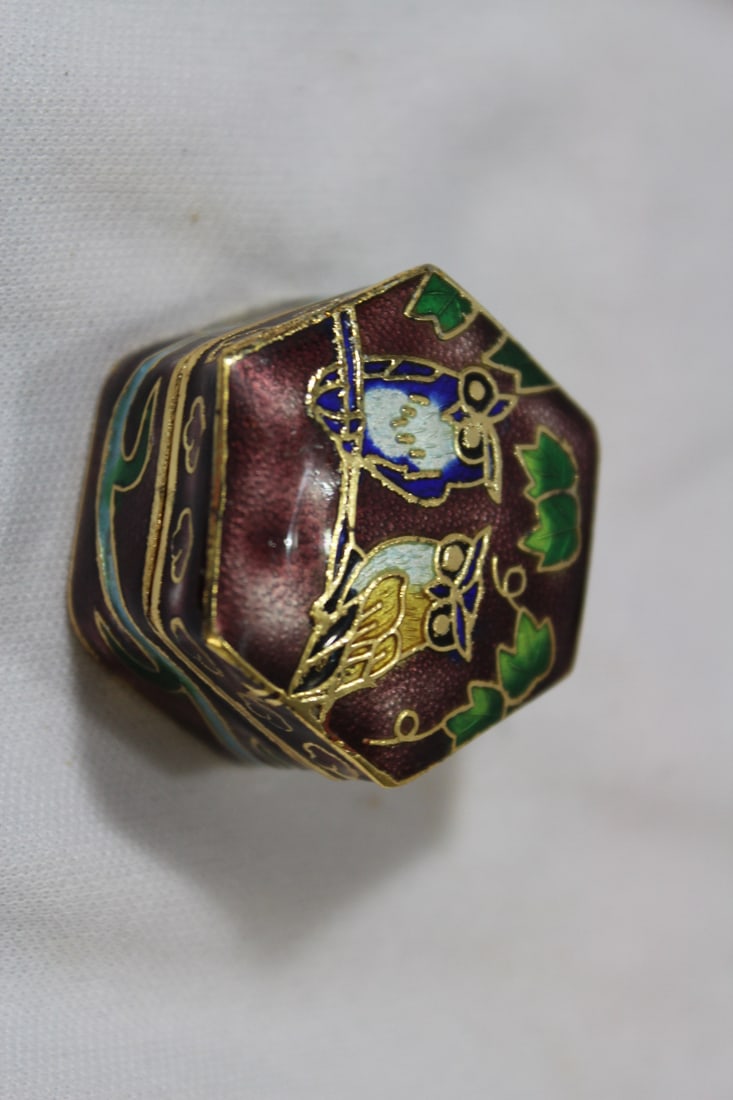 A Chinese Cloisonne Trinket Box: 1 1/4" in diameter