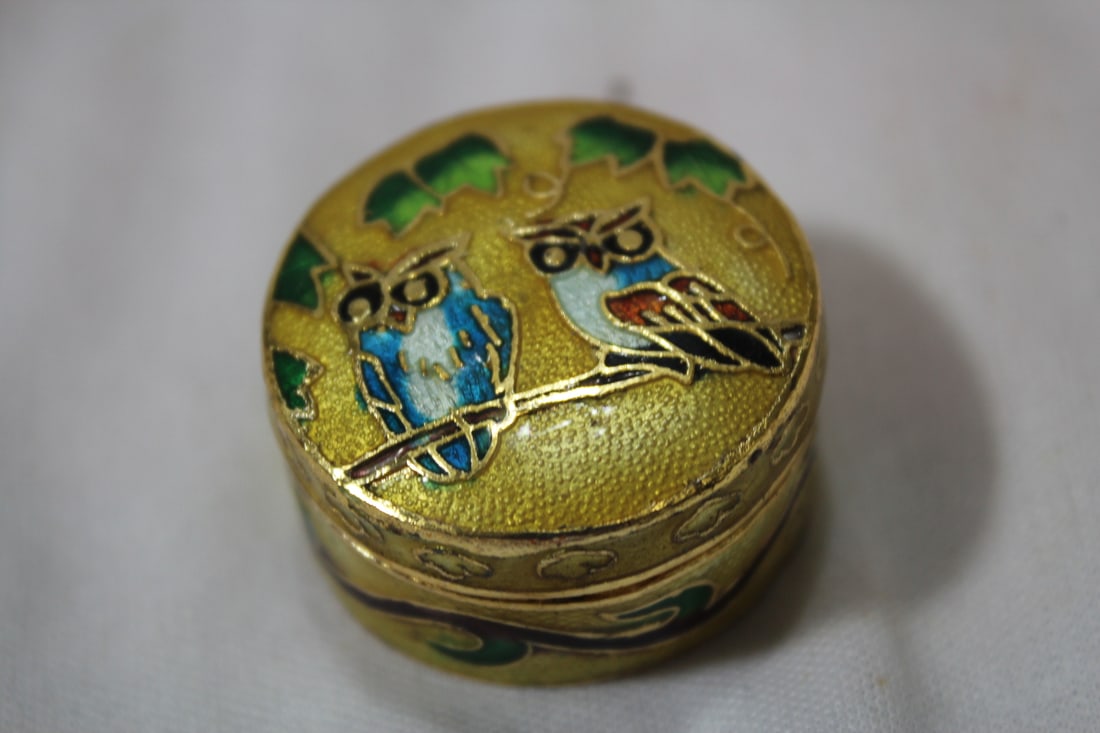 A Chinese Cloisonne Trinket Box: 1 1/4" in diameter