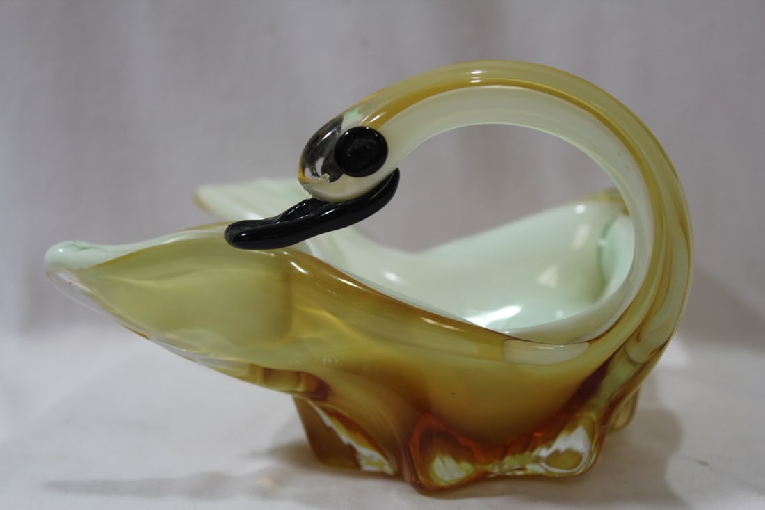 An Artglass Swan Bowl: approximately 8 1/2" wide