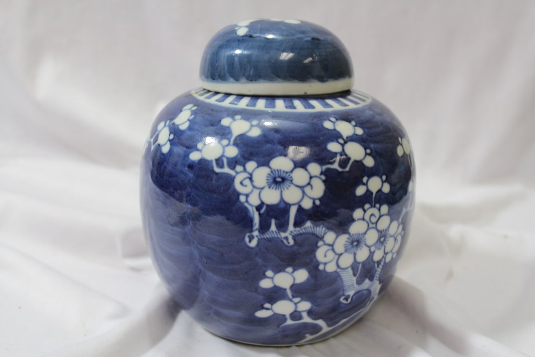 A Vintage Chinse Blue and White Jar: with lid - 6 1/4" tall
