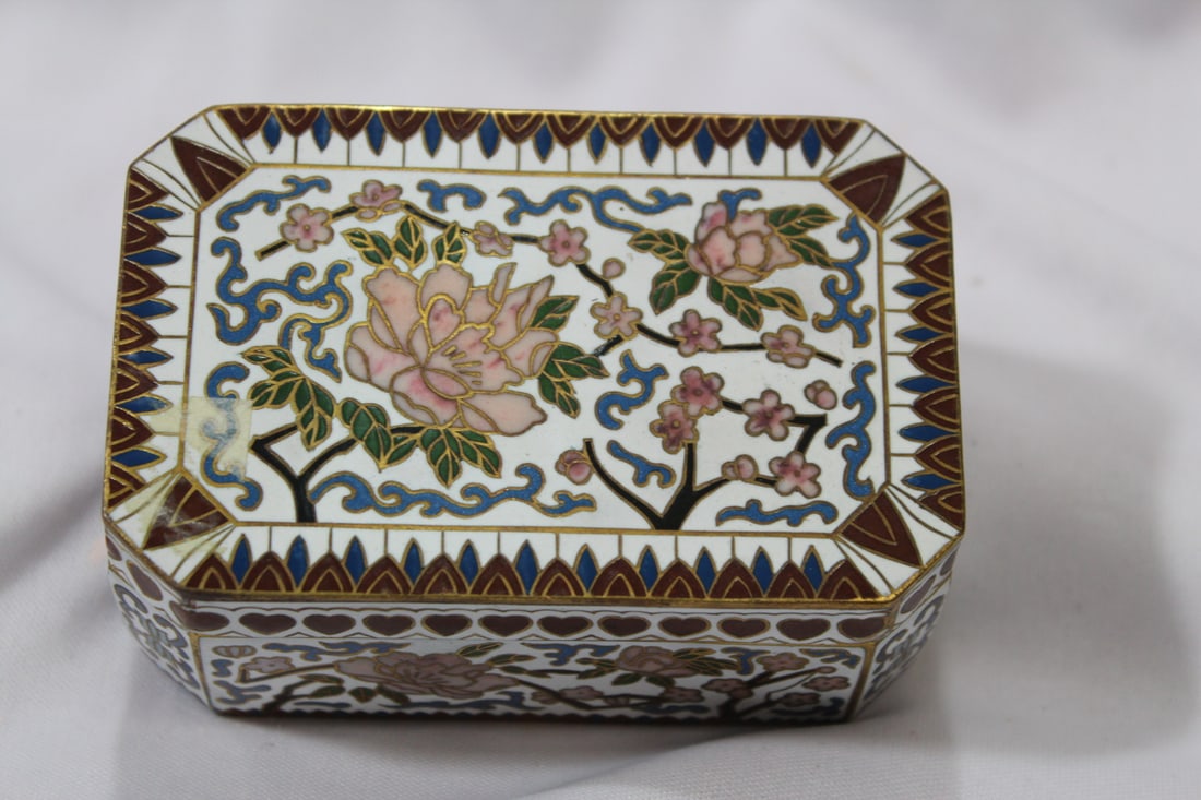 A Well Made Heavy Cloisonne Box: 4" across