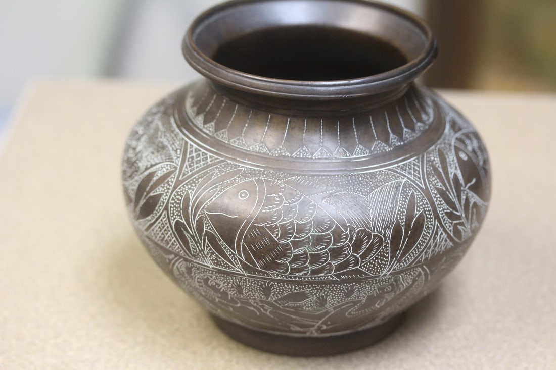 Erotica bronze vase (1 of 7)