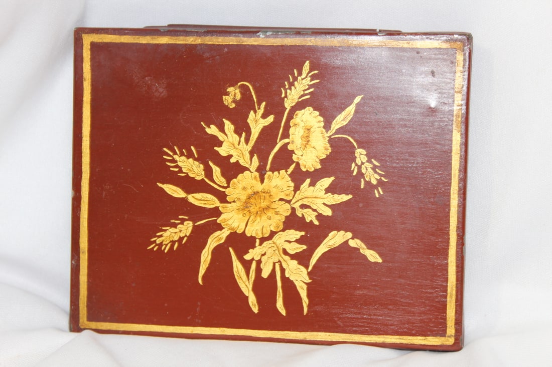 A Vintage Tin Cigarette Box: please note: hinge needs help - 5 5/8" across