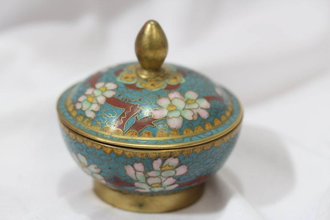 A Chinese Cloisonne Trinket Box: well made - 2 3/4" tall - exceptional quality