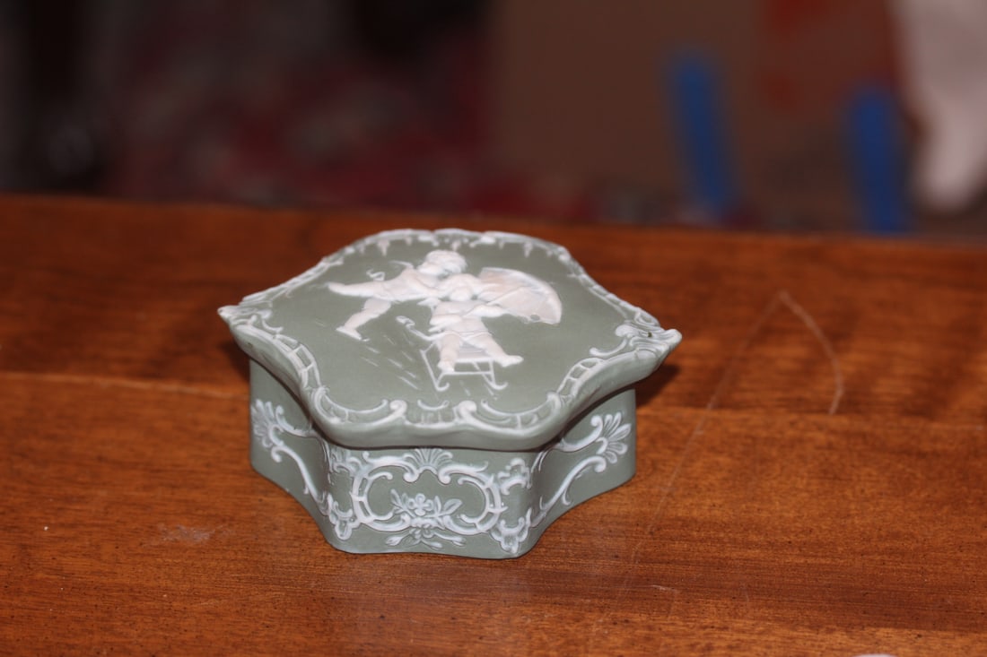 Jasperware Box: 3 3/4" across