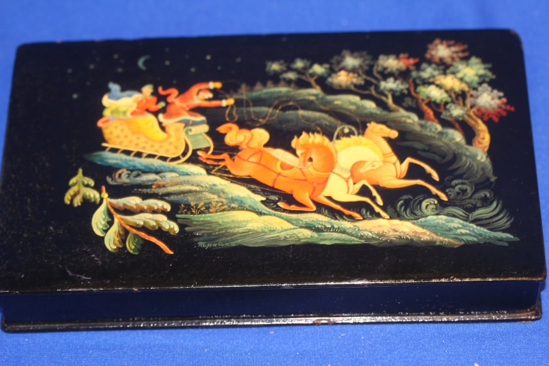 A Signed Hand Painted Russian Lacquer Box (1 of 8)