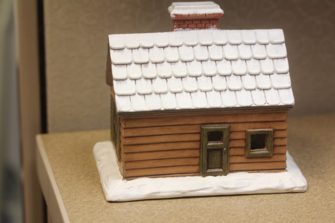 Byron Molds house: 5 3/8" across