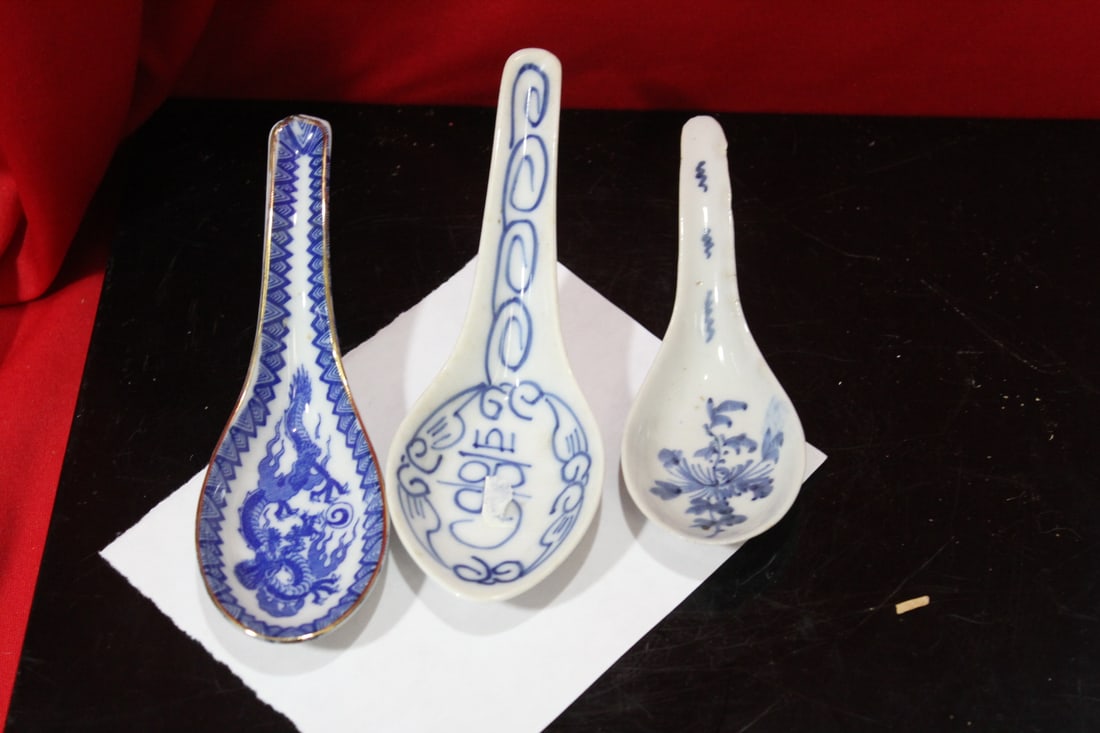 Lot of 3 Blue and White chinese Soup Spoons: smaller one appears to be 18th century - longest= 5 3/4"