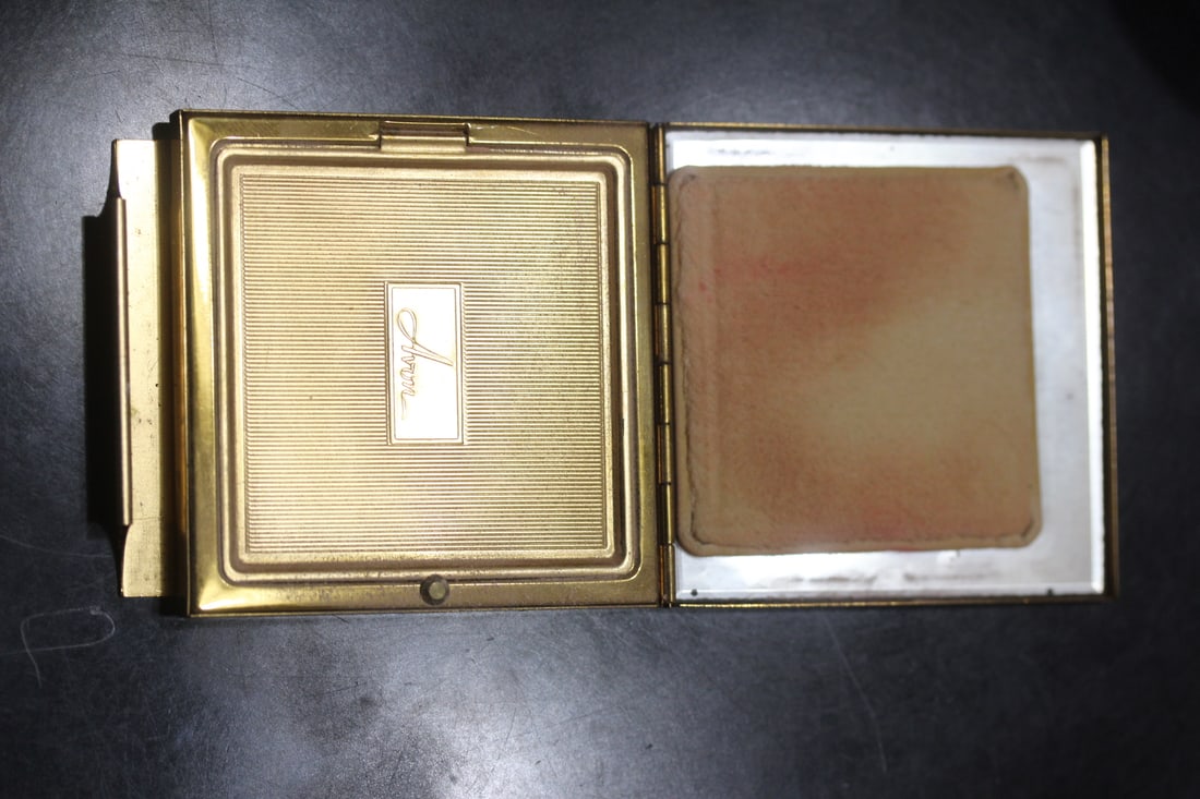 Vintage Avon Compact (1 of 5)