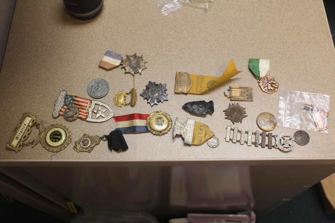 Lot of pendents, pins, etc.: vintage, various sizes